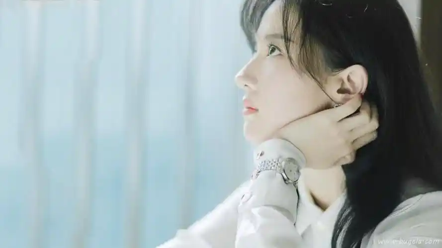 刘亦菲简约大气精致侧颜写真图片