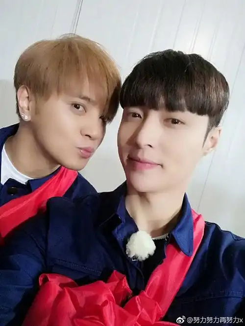 张艺兴晒极限男人帮合照 胸前佩戴大红花超可爱!