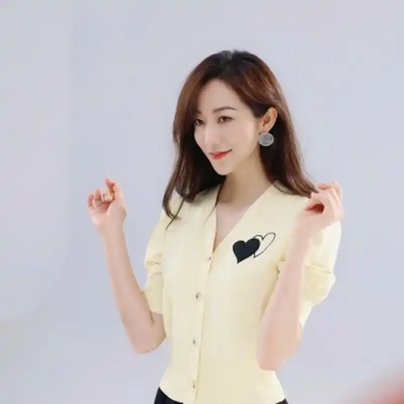 韩雪,像花儿一样漂亮  韩雪,一位备受瞩目的明星,以其清新脱俗的容貌