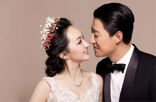 于震就有过一段不完整的婚姻,在09年的时候,和一个叫方柏霓的演员结婚