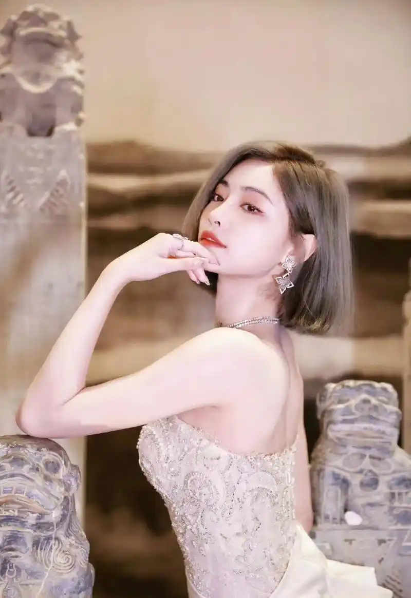 许佳琪,白色抹胸高开叉长裙,短发也迷人!