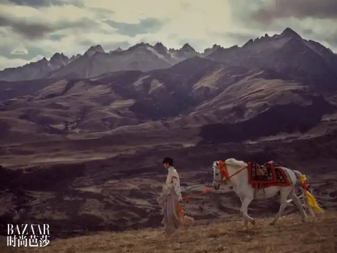 上游时尚丁真时尚芭莎八月刊大片是笑起来最真挚可爱的甜野男孩