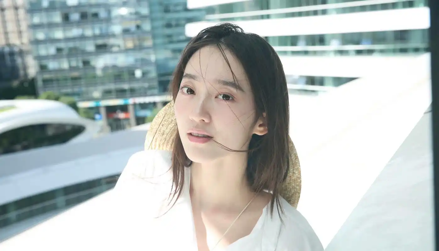 小鬼绯闻女友鲁芳岐被解约,如今丢失工作,曾校园暴力过别人?