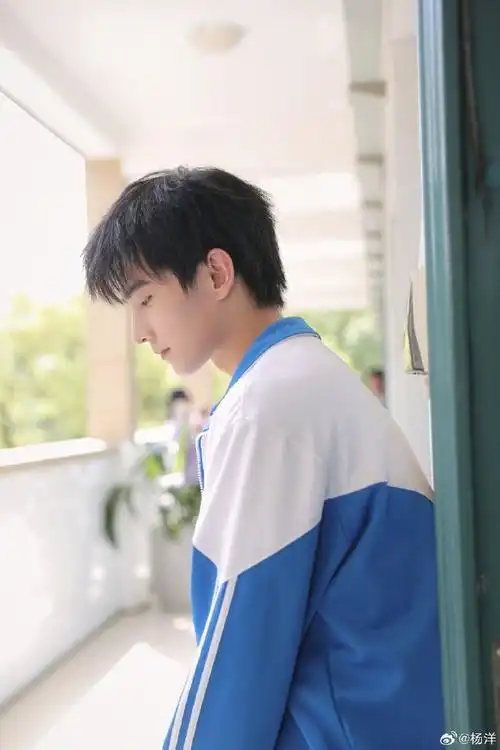 清冷犹豫 少年感get√ 照片充满人间烟火 979797杨洋超话