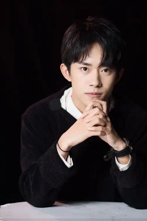 易烊千玺逢凉野性17岁生日主题海报接力来袭