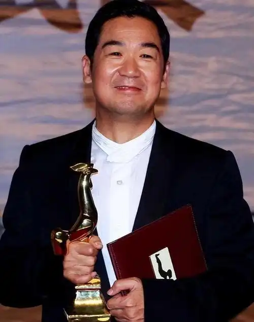 张国立从演艺巅峰跌至谷底,曾取得大满贯成就,但因儿子吸毒事件而备受