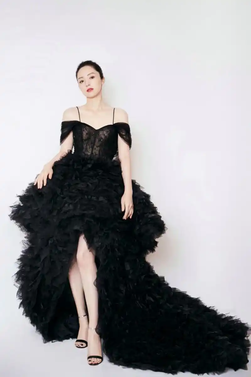 董璇# 一袭黑色吊带拖尾裙,雪肤玉貌的容颜,高贵冷艳,窈窕曼妙的傲人