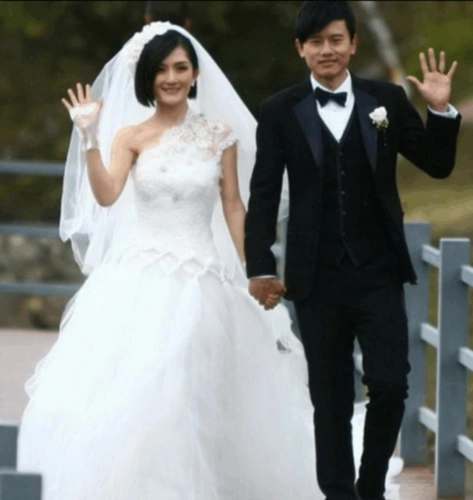 胡歌被问到为什么不去参加谢娜的婚礼胡歌说我怕我去了搅局