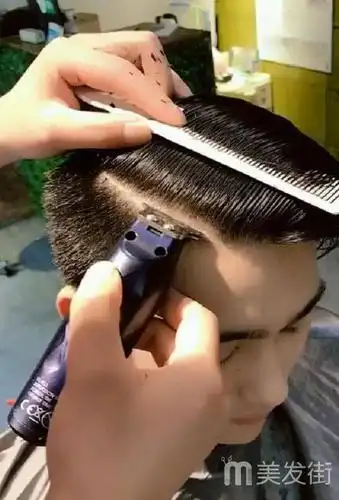 撩妹快速造型!男生小背头发型魅力十足