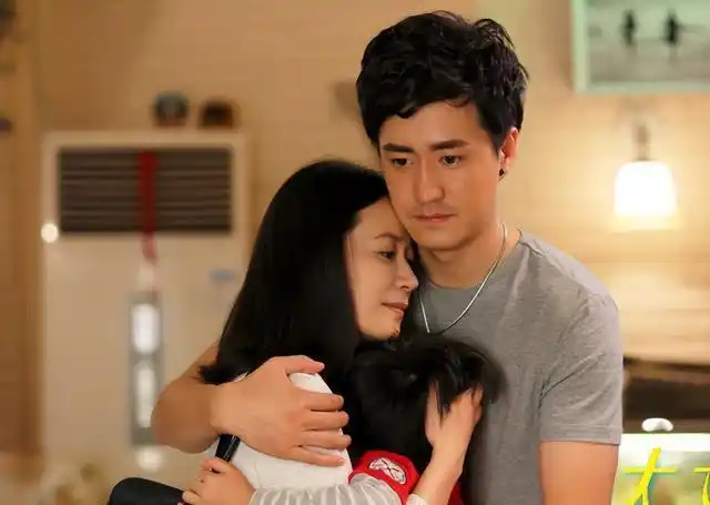 拍《小丈夫》的时候,不仅贡献了荧屏初吻,还和剧中的cp——俞飞鸿,传