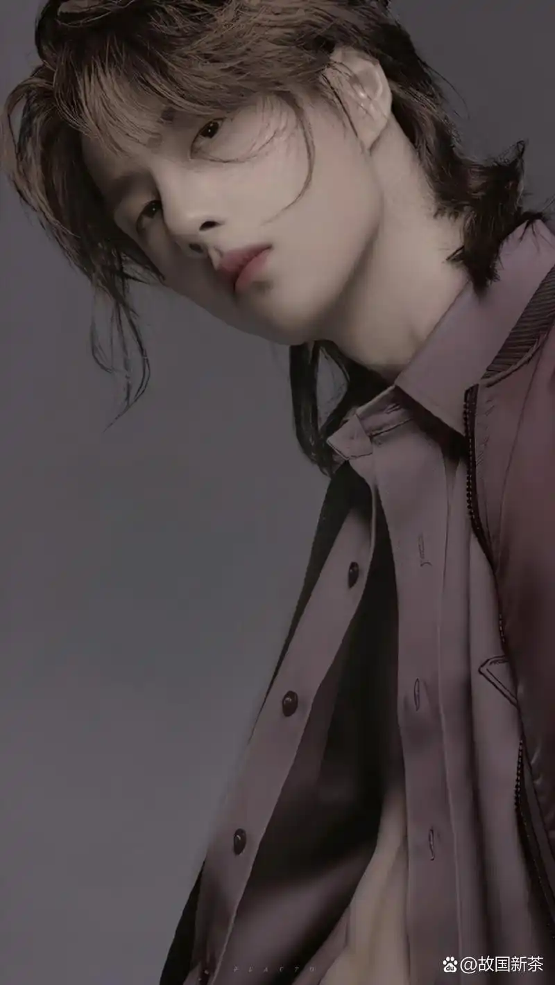 王一博这组可以看见些许腹肌的大片,很欲又很禁欲. 仿佛吸血鬼伯爵.