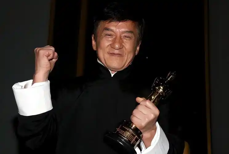 成龙个人资料简介,"抛妻弃女"的成龙,被情感史败光自己观众缘!