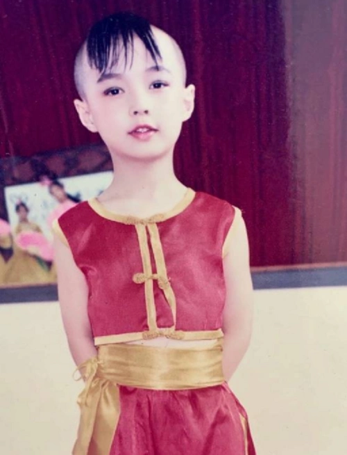 张艺兴初中毕业照曝光五官立体有型帅气迷人小时候就有明星范