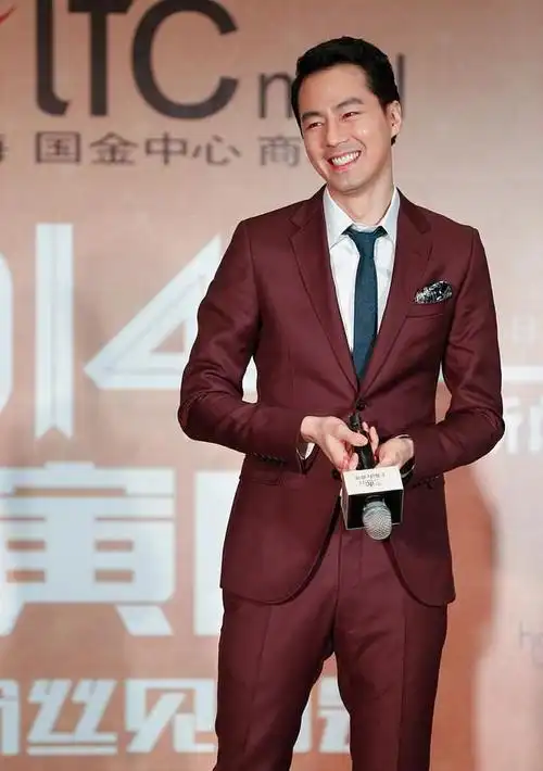 【一点资讯】赵寅成最帅男神地位不保!造型踩雷,胡子拉碴被指"撞脸"陈