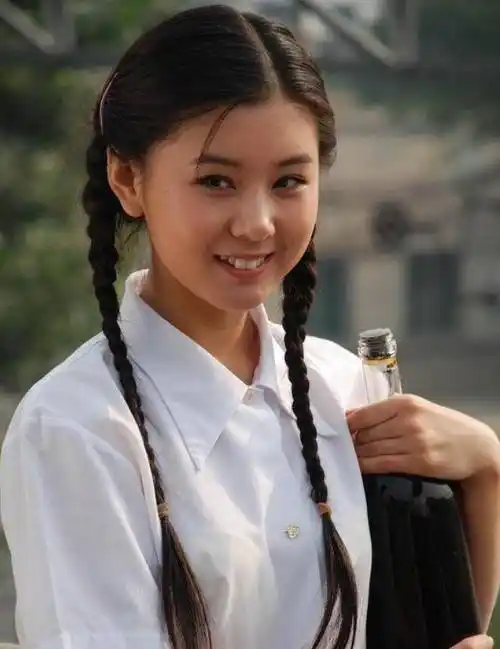 由于生的娇小柔弱,李小萌在剧组里很受他人照顾,王雷便是其中一个.