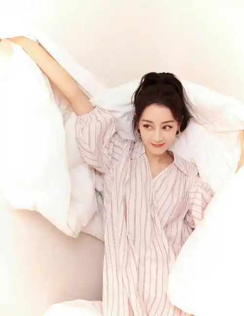 迪丽热巴高马尾水粉色条纹衬衫裙俏皮甜美甜美干净_特色_全身_包裹