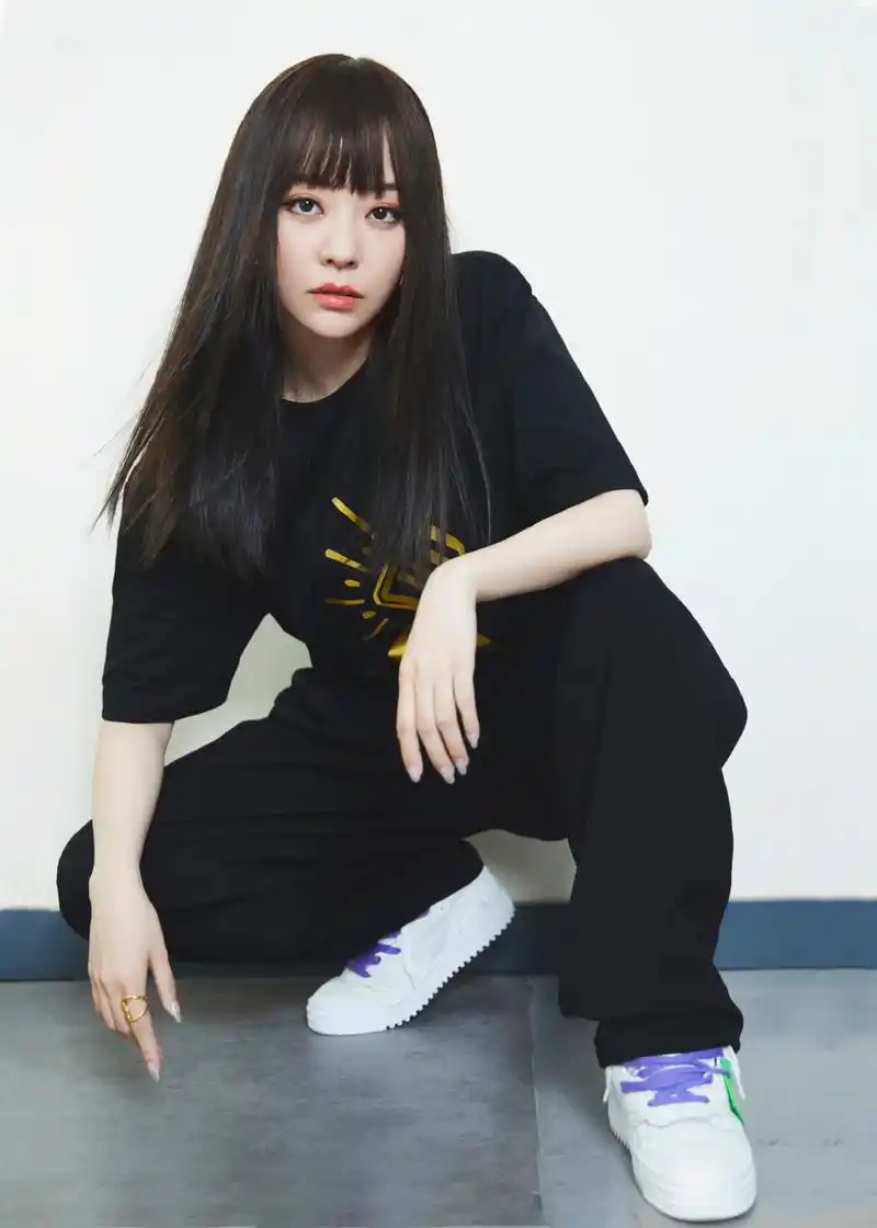 张靓颖黑色t恤靓丽写真图片[4/6]_明星_美桌网