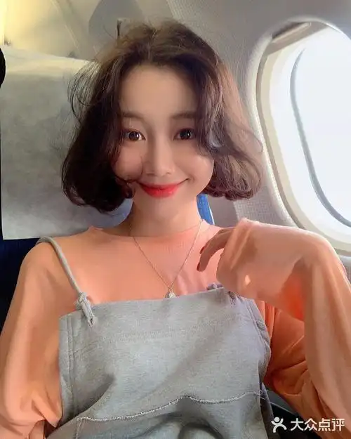 发型亮点:短发自然的内扣搭配大弧度侧颜八字刘海