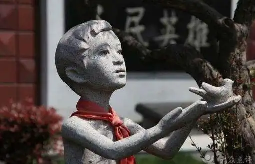 最小革命烈士小萝卜头死前手里握着一只铅笔