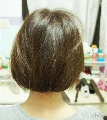 女生中短发直发发型背面清爽时尚显活力