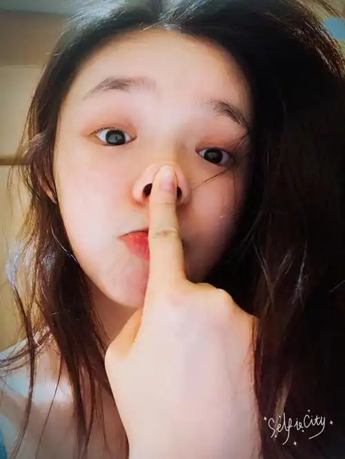 林允肌肤娇嫩歪头甜笑 卖萌搞怪似少女(组图)