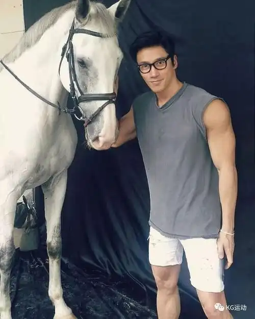 这样好的身材是离不开刻苦训练的 胸肌,腹肌,人鱼线 可不是想想就能有