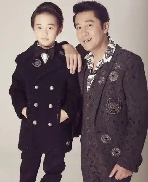 55岁蔡国庆为二胎儿子庆生6岁庆宝颜值超高比蔡国庆年轻时候更帅