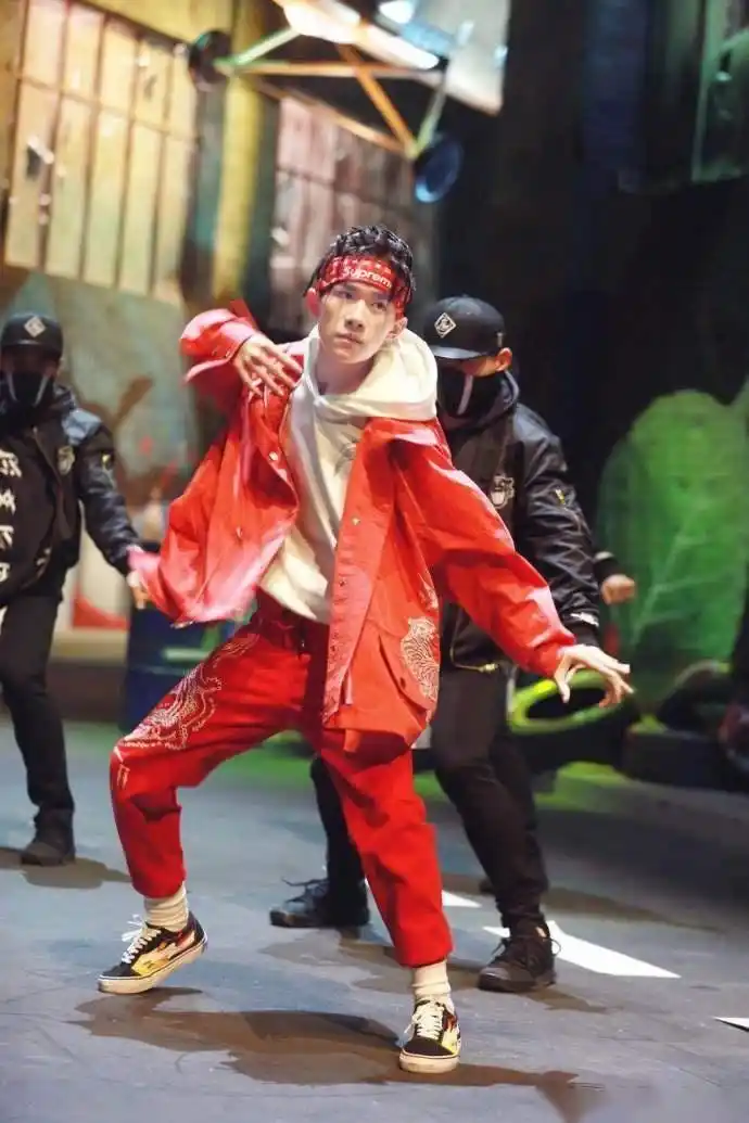 这就是街舞#曝光易烊千玺花絮图,大佬太酷了!这是脏辫发型啊!
