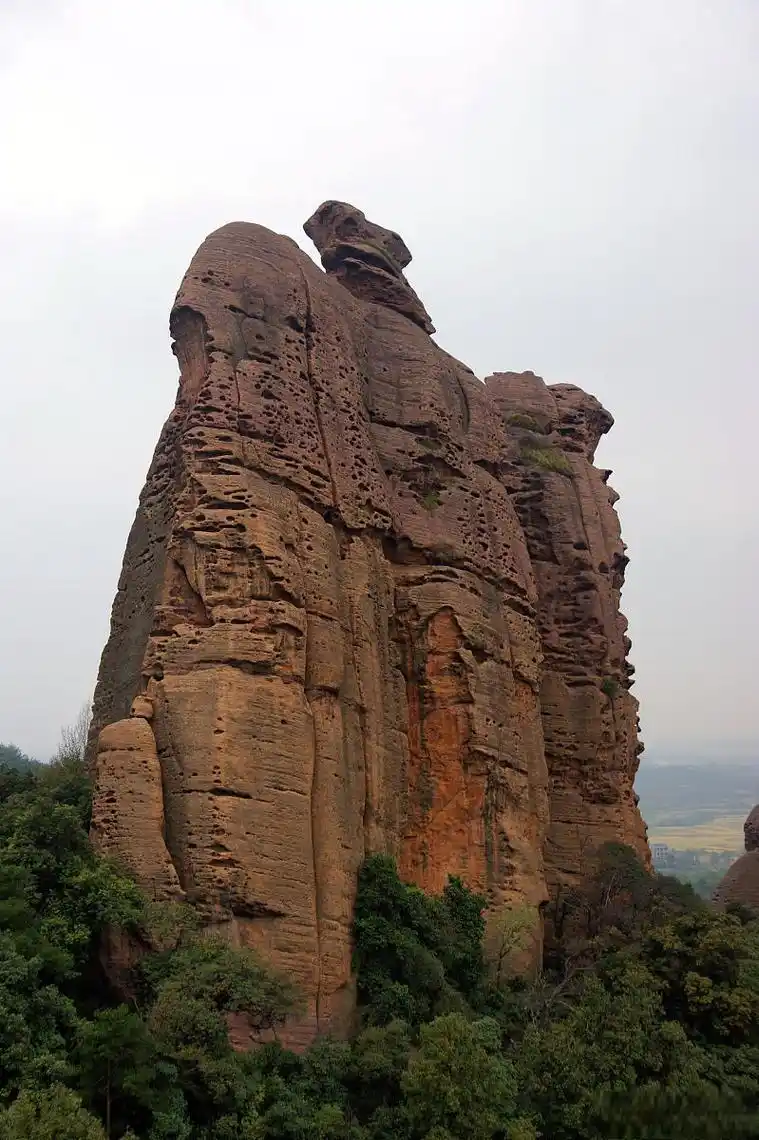 江西弋阳龟峰景区卧佛山 在这个充满神奇与奇迹的世界里,有一座山,它
