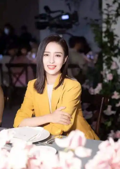 佟丽娅最新写真,编发头巾造型彰显独特,什么风格都能hold住!