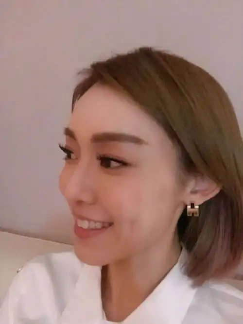 范玮琪晒自拍美照白衬衫黑短裙化身职场女神