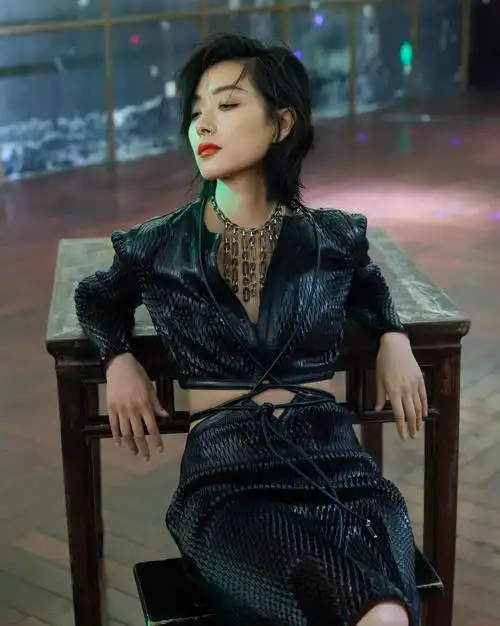 万茜老长沙复古摩登大片红唇短发又酷又飒魅惑撩人