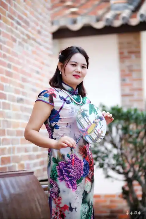 旗袍恰如其分的展现东方女人的美.