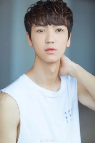 快男化妆间的素颜照有什么可比性?拼的还是五官啊