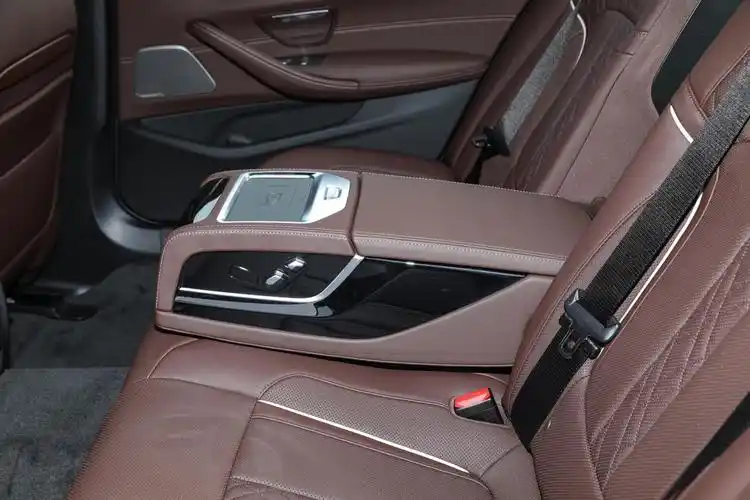 宝马5系 插电混动改款二 535le 先锋版m运动套装后排中央扶手