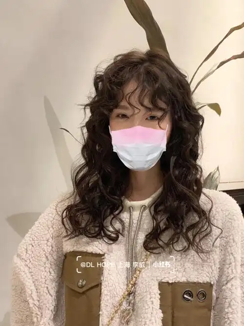 汤一次美半年的港风羊毛卷发型