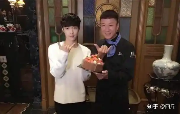 张艺兴孙红雷互动惹争议,网友质疑开黄腔,"大家伙"误导人想歪