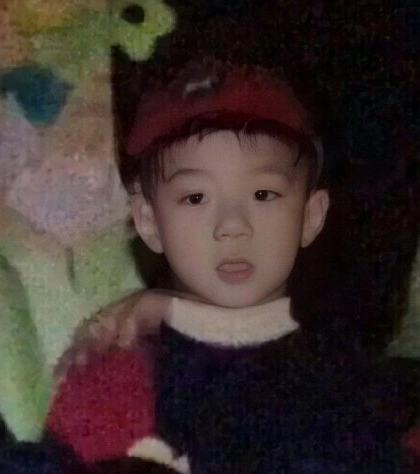 这是吴世勋在小学六年级的时候,在大街上被人抓拍下来的照片.