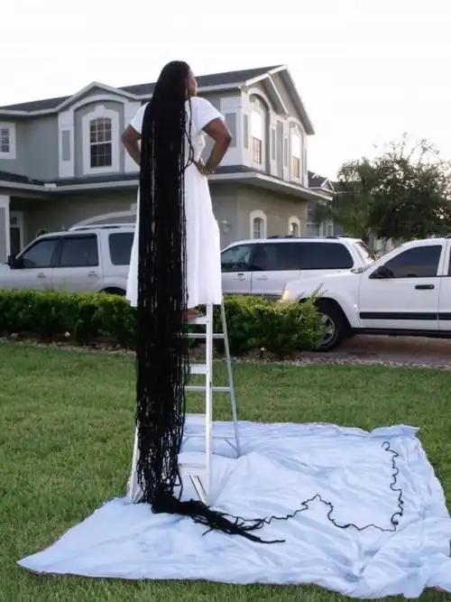 1,中国第一长发村:人人头发超1米