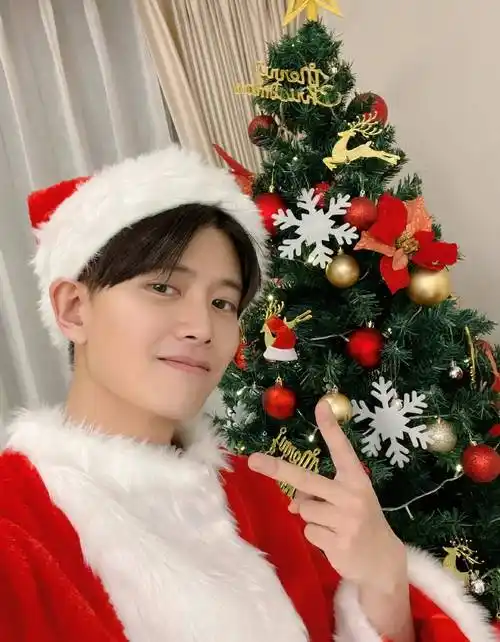 腹肌马甲后,就一直被吐槽,后来他的台词也被拉出来吐槽,说任嘉伦不