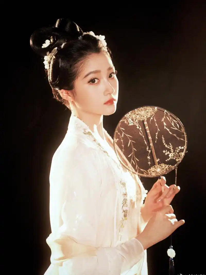 关晓彤王牌古装造型#关晓彤#   关晓彤饰身着古装,梳着古典发型,身姿