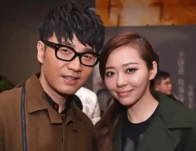 张靓颖公演忘词,获新男友力挺,男方被曝出是她与前夫的伴郎_陈秋莳_冯