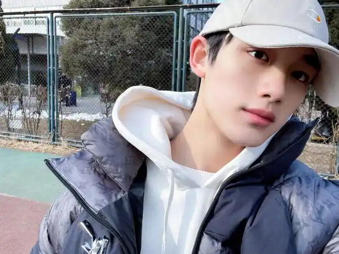 丁程鑫学校篮球场随拍是清爽帅气的大学