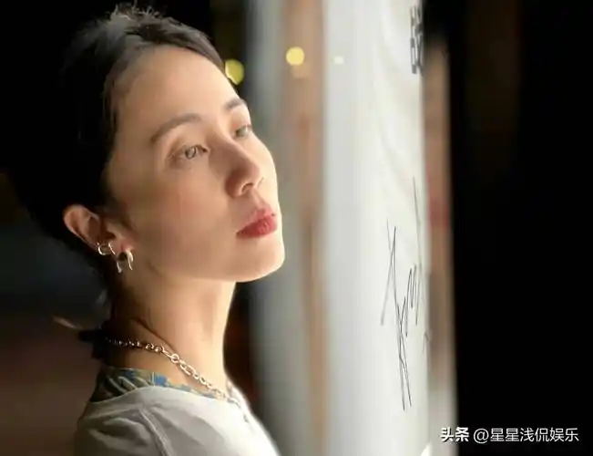 46岁孙莉晒侧颜照,自嘲皱纹白发一样没少,被夸自然老去也很美_多多_生