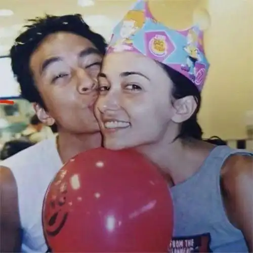 吴彦祖晒结婚照庆祝结婚十四周年,表白爱妻,去年的梗再次被提