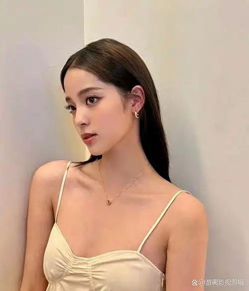 发了几组照片,这几组照片的风格能看出来,欧阳娜娜在往成熟性感的