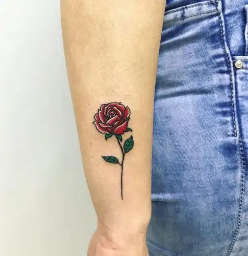 做照明工程师的酆小姐小臂玫瑰纹身图案