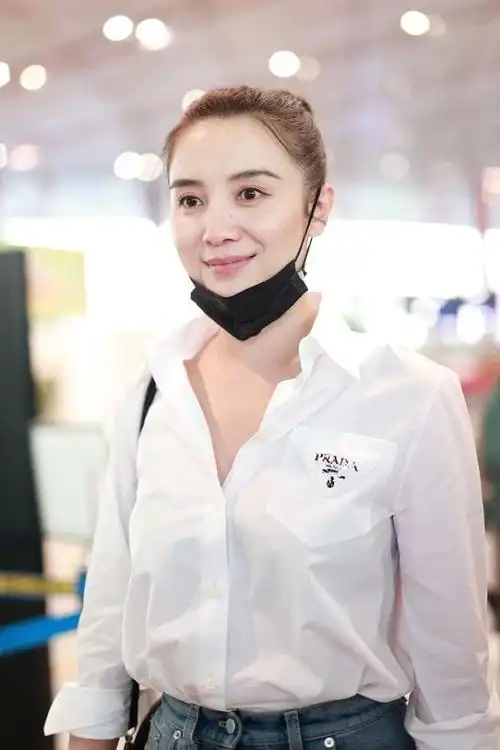 宋佳穿白衬衫清爽知性丸子头利落减龄素颜精致能打不惧怼脸拍