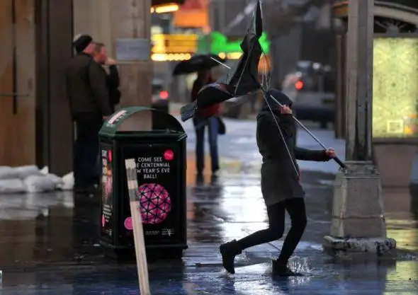 美国纽约,一位行人在狂风中行走.