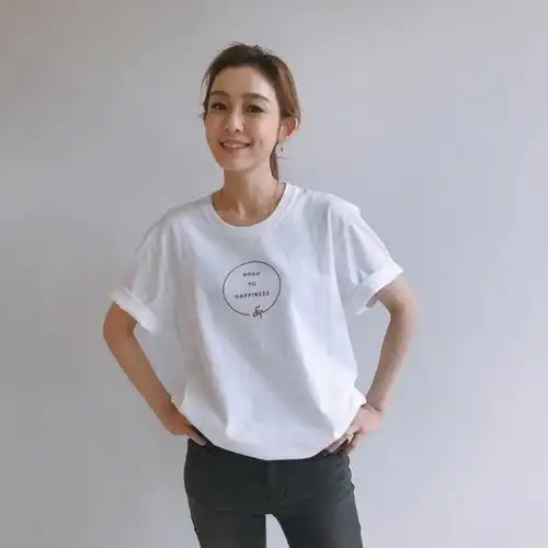 范玮琪现身机场, 鞋子那么怪还是发型厉害